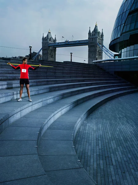 Mężczyzna Trzymający Oszczep Ramionach Stojący Schodach Amfiteatru Scoop London England — Zdjęcie stockowe
