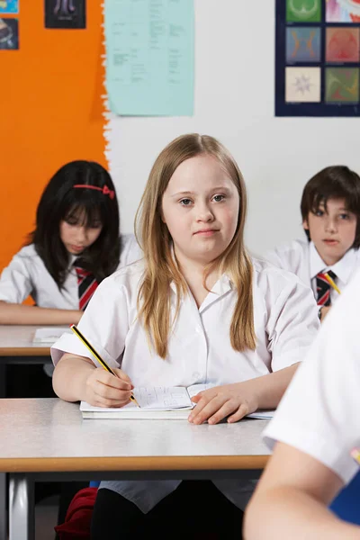 Porträtt Flicka Med Syndrom Klassrummet — Stockfoto