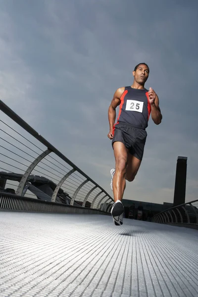 Atleta Che Corre Sul Ponte Pedonale Vista Angolo Basso Millennium — Foto Stock
