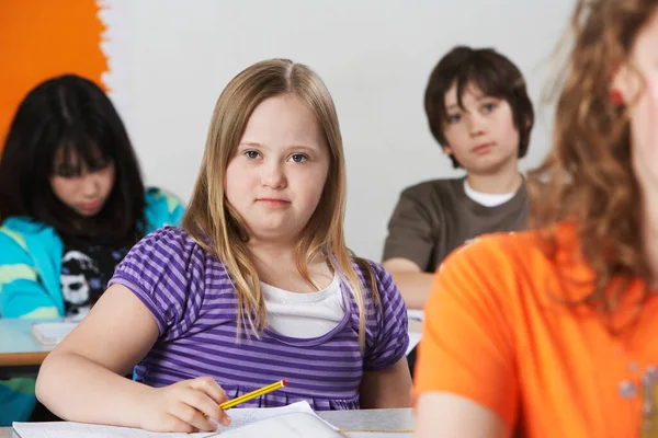 Porträt Eines Mädchens Mit Syndrom Klassenzimmer — Stockfoto