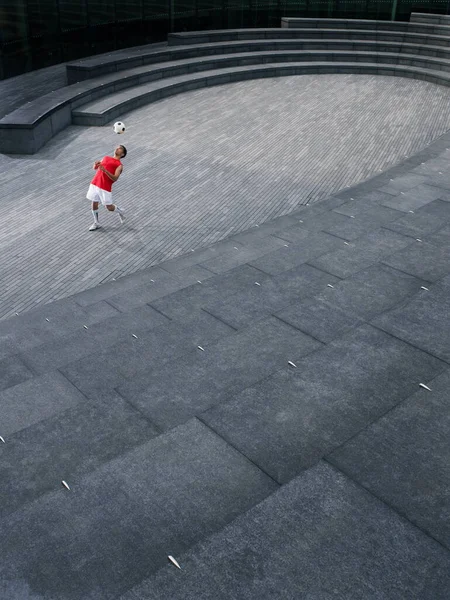 Homem Saltando Bola Futebol Fora Peito Anfiteatro Scoop Londres Inglaterra — Fotografia de Stock