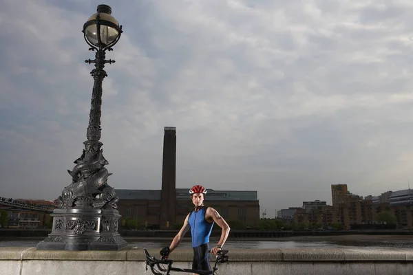 Radfahrer Auf Fahrrad Steht Flussufer London England — Stockfoto