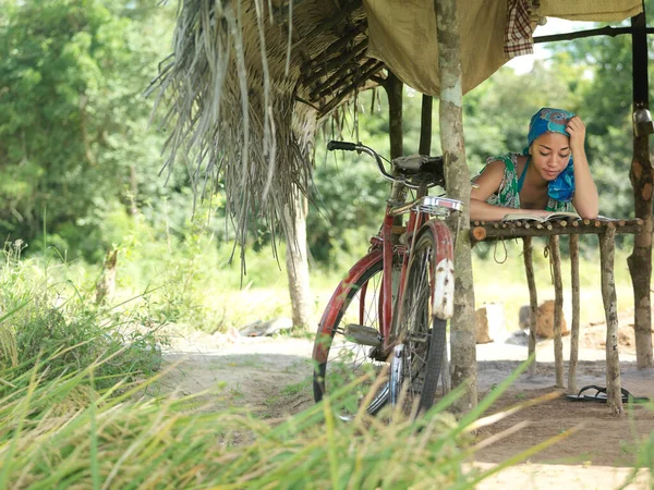 Junge Frau Liest Hütte Fahrrad Angelehnt Blasse — Stockfoto