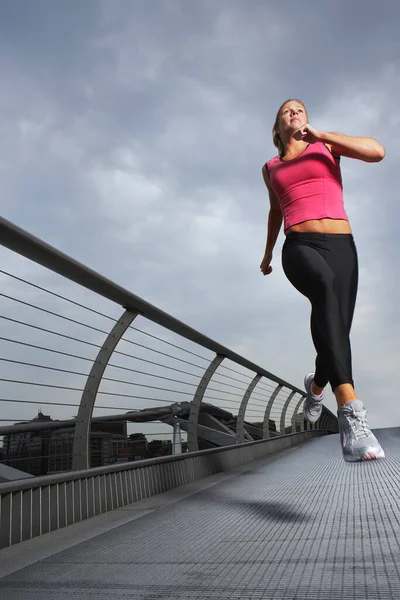 Kobieta Jogging Moście Pieszo Niski Kąt Widok Millennium Bridge Londyn — Zdjęcie stockowe