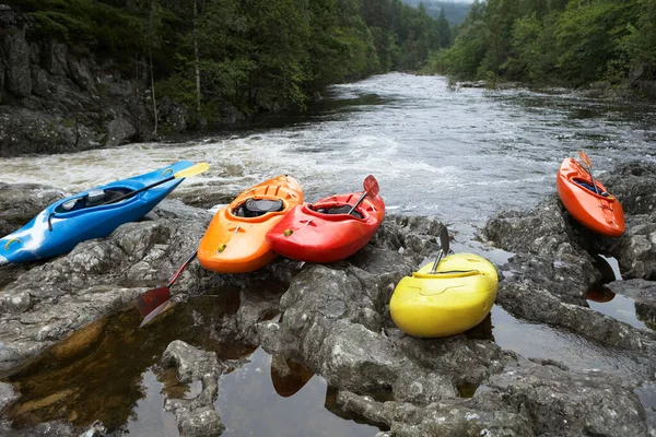 Kayaks Colorés Par Rivière Sur Fond — Photo