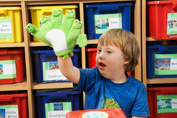 Pojke Med Downs Syndrom Leker Med Fingerdockor Dagis — Stockfoto