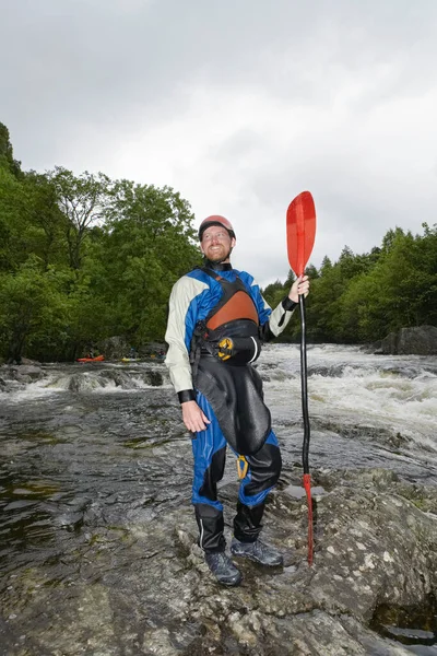 Homme Tenant Rame Kayak Par Rivière — Photo