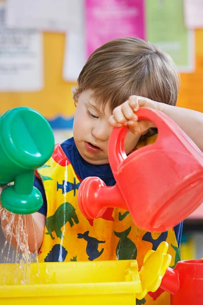 Junge Mit Syndrom Spielt Kindergarten Mit Gießkannen — Stockfoto