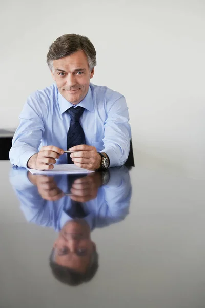 Homem Negócios Sentado Mesa Conferência Retrato — Fotografia de Stock