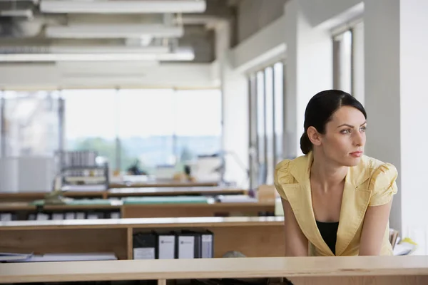 Femme Pensive Assise Bureau — Photo