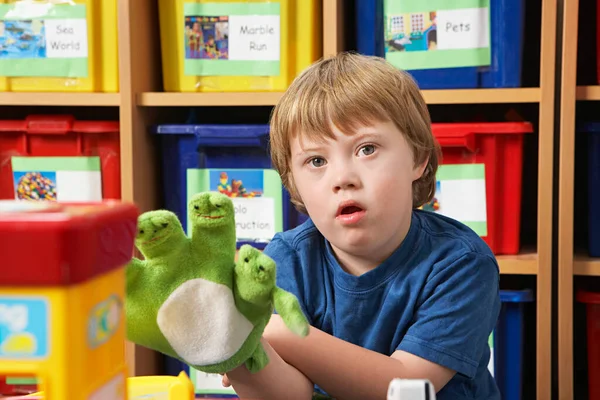 Portrét Chlapce Downovým Syndromem Hrající Loutkami Školce — Stock fotografie