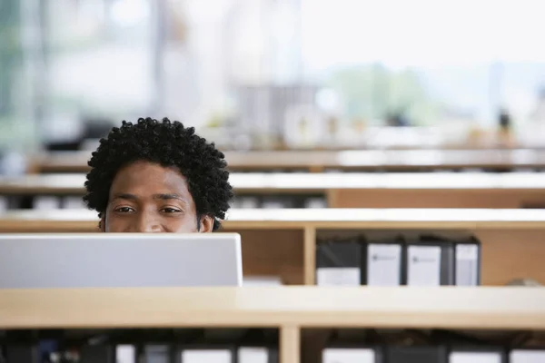 Homem Usando Laptop Atrás Mesa Escritório — Fotografia de Stock