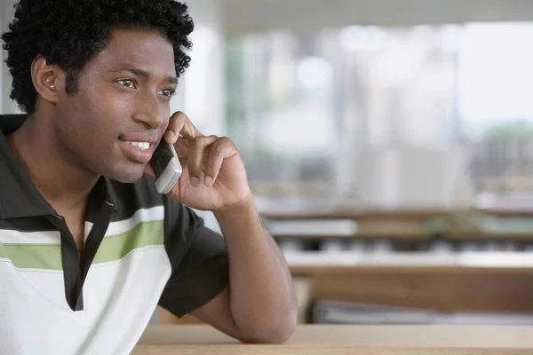 Man Använder Mobiltelefon Kontoret — Stockfoto