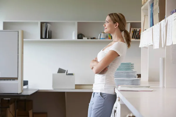 Kontorsarbetare Lutar Sig Mot Bänken Sidopanelen — Stockfoto