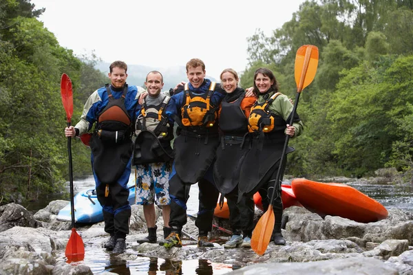 Gruppo Persone Con Kayak Riva Fiume Ritratto — Foto Stock