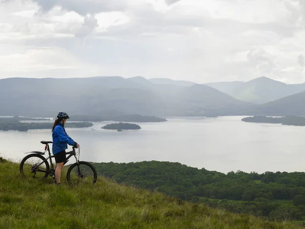 Woman Bicycle Lake — Stock Photo, Image