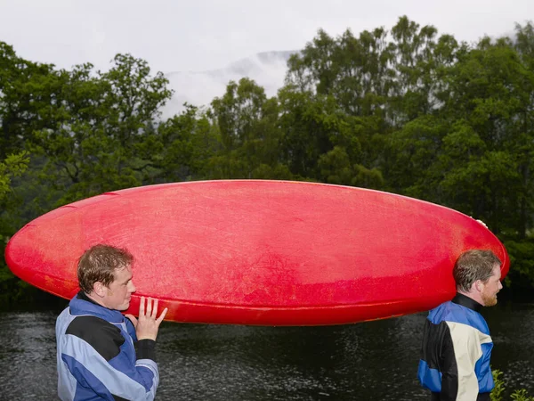 Twee Mannen Die Buiten Kajakken Dragen — Stockfoto