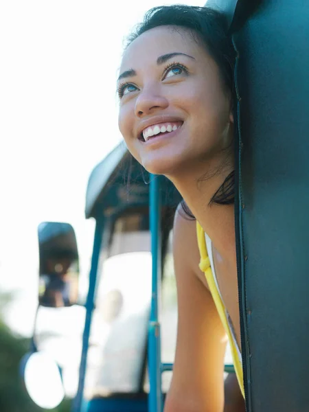 若いです女性座って車の中で笑顔を見上げます — ストック写真