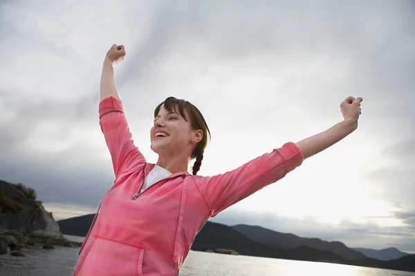 Frau Mit Erhobenen Armen Meer — Stockfoto