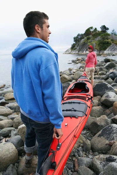 Paar Trägt Kajak Ins Meer — Stockfoto