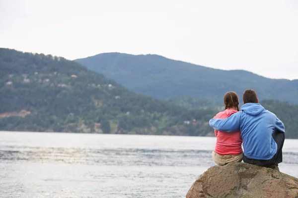 Couple Embracing Rock Ocean — Stock Photo, Image