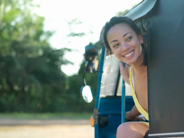 Mujer Joven Sentada Vehículo Mirando Hacia Otro Lado Sonriendo — Foto de Stock