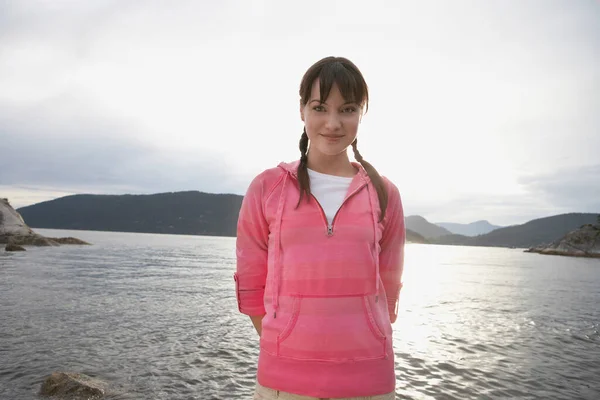 Woman Standing Ocean Portrait — Stock Photo, Image