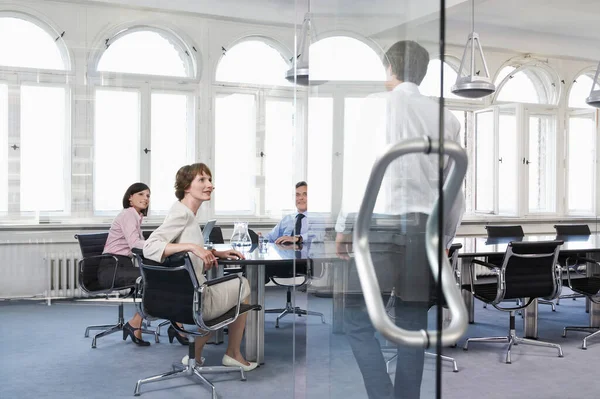 Empresários Assistindo Colega Entrar Escritório — Fotografia de Stock