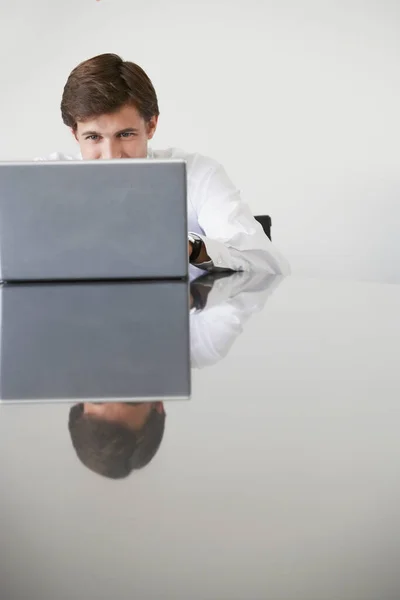 Homem Negócios Usando Laptop Mesa Conferência — Fotografia de Stock