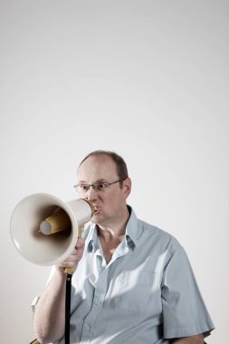 Adam megafonla konuşuyor.