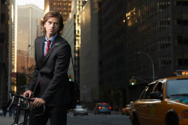 Bisikletli Genç İş Adamı