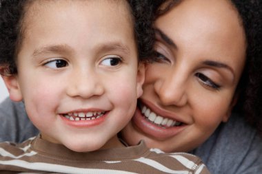 Anne ve oğul (5-6) yanak yanağa gülümseyerek