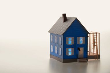 Aydınlatılmış ev modeli