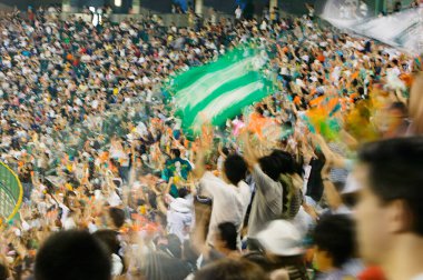 Japon Kobe Yahoo Stadyumu beyzbol maçı izleyen insanlardan oluşan bir kalabalık.