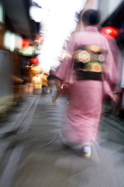 Japonya Kyoto Pontocho-dori Kadın dar yolda yürüyen kimono giyiyor.
