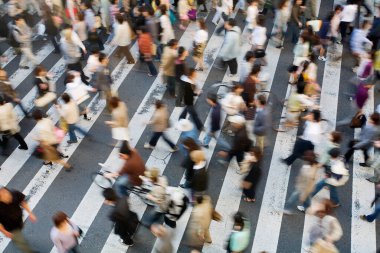 Japon Osaka halkı cadde manzarasını yukarıdan görüyor