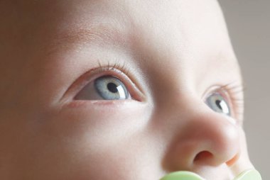 Bebeğim (6-12 ay) yakından bakıyorum.