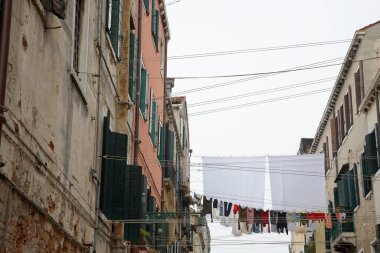 İtalya İki bina arasındaki Venedik çamaşırhanesi