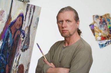 Stüdyoda ressam portresi