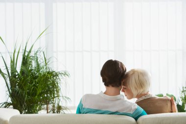 Arka koltukta oturan çift.