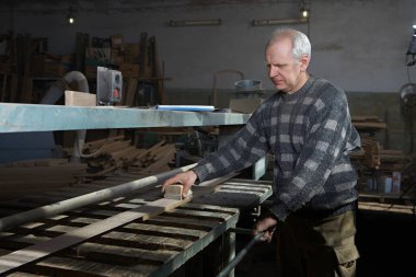 Atölyedeki Marangoz Sanding Wood