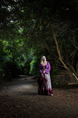 Ormanda Bir Yol Üzerinde Duran Kadın