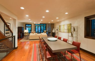 Konaktaki modern yemek masası ve sandalye