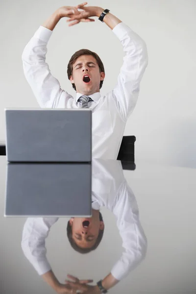 Zakenman Met Laptop Geeuwt Aan Vergadertafel — Stockfoto