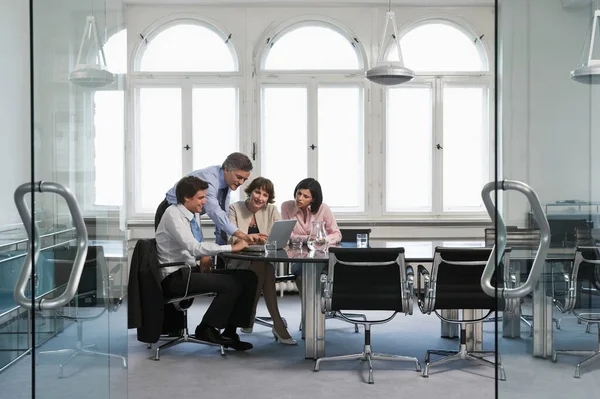 Czterech Biznesmenów Korzystających Laptopa Biurze — Zdjęcie stockowe