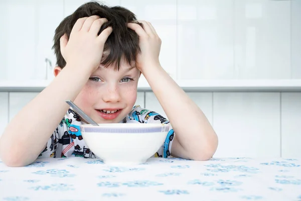 Niño Sentado Mesa Con Tazón Frente Cara — Foto de Stock