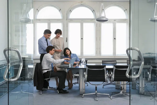 Vier Geschäftsleute Mit Laptop Büro — Stockfoto