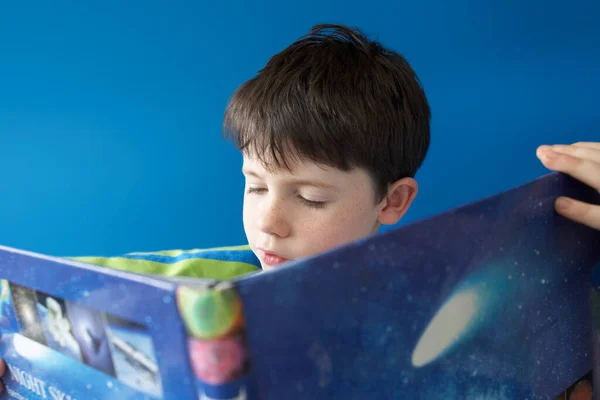 Chlapec Čtení Knihy Vnitřní Detailní Záběr — Stock fotografie