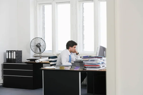 Uomo Affari Che Lavora Alla Scrivania Ufficio — Foto Stock