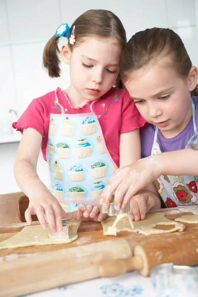Twee Meisjes Snijden Deeg Keuken — Stockfoto